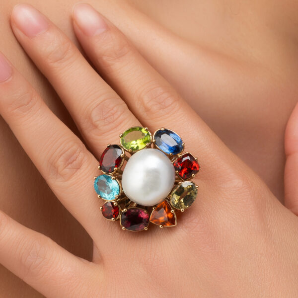 Ring with white pearl and stones